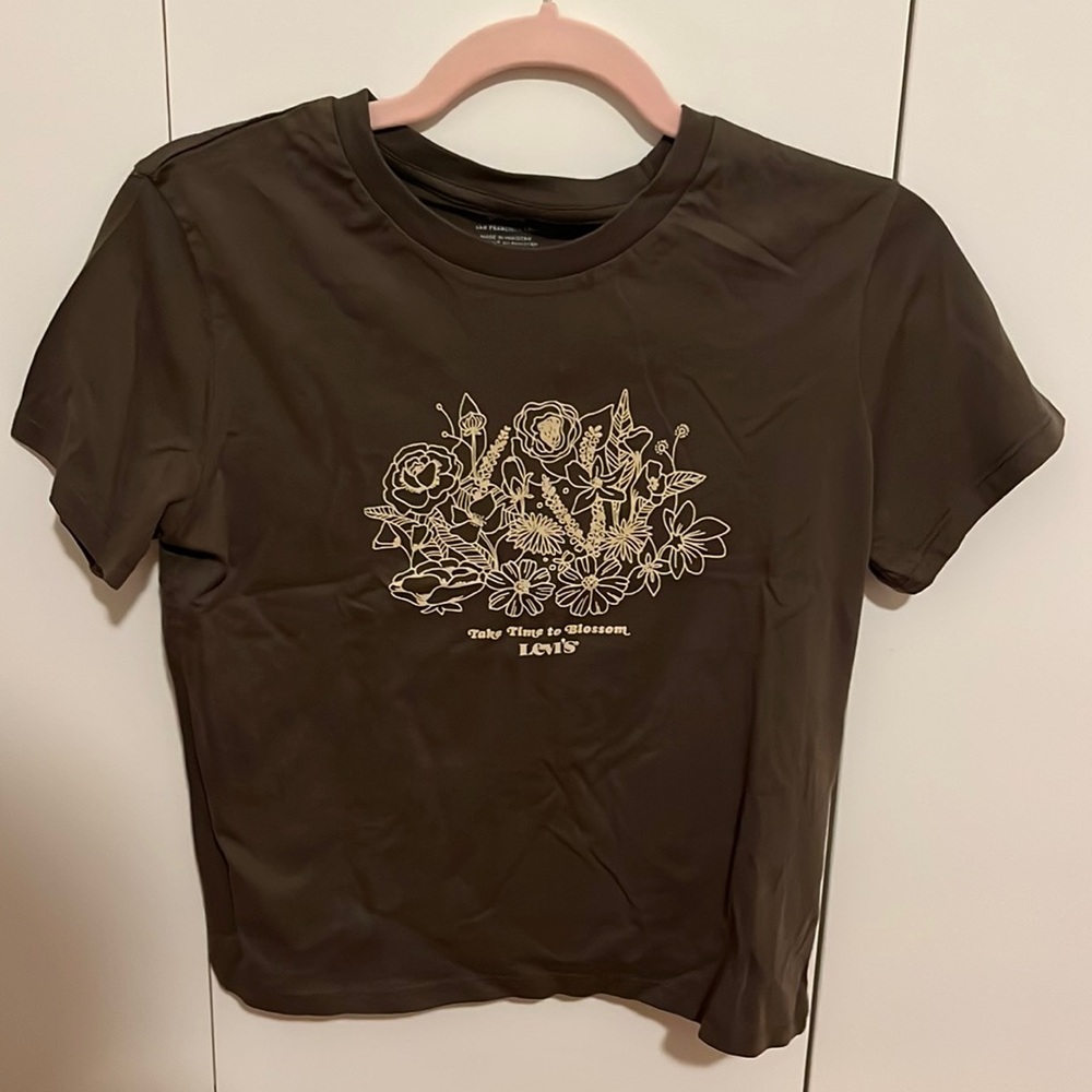 NWT Levi’s Cropped Graphic Tee